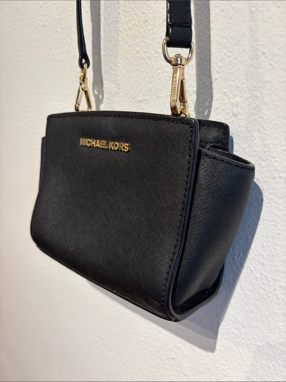 Michel Kors Mini Selma Leather crossbody bag black gold hardware - Picture 5 of 9